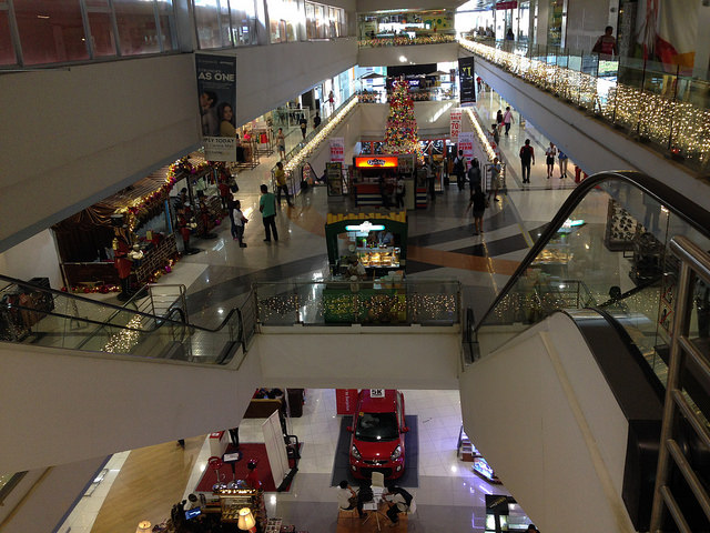 セブ島のJ Centre Mall。広くてきれい。大きなスーパーマーケットがある。