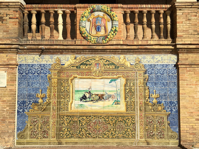 セビリアのスペイン広場にある豪華なタイル絵