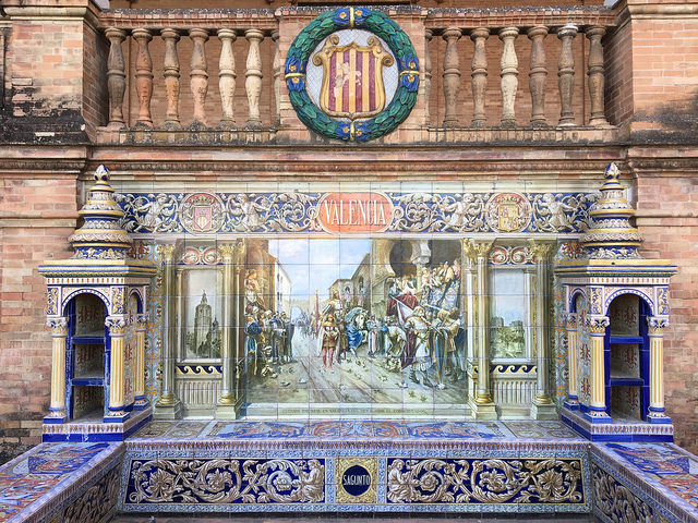 セビリアのスペイン広場にあるバレンシアのタイル絵