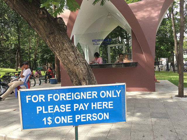 アジアで特に多い外国人だけ有料
