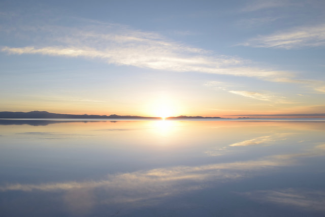 ウユニ塩湖の夜明け
