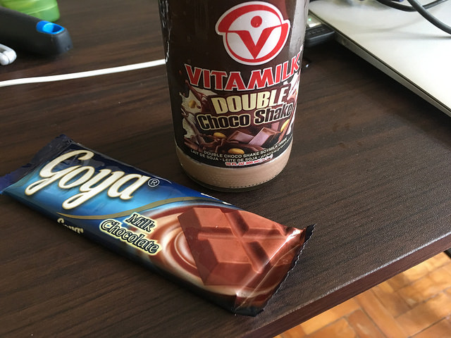 近所で買ったチョコレートと豆乳チョコドリンク
