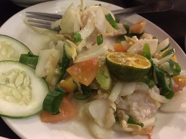 フィリピンの伝統生魚料理キニラウ。生魚と野菜を柑橘類であえる。とてもおいしい。