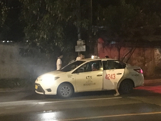 フィリピンのタクシーはちゃんとメーターを使ってくれれば安くて便利。夜明け前でもわりと走っている。