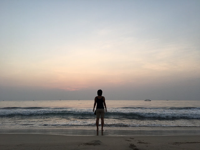 スリランカの東海岸で朝日を待つなっちゃん。ちなみにインドは逆方向。