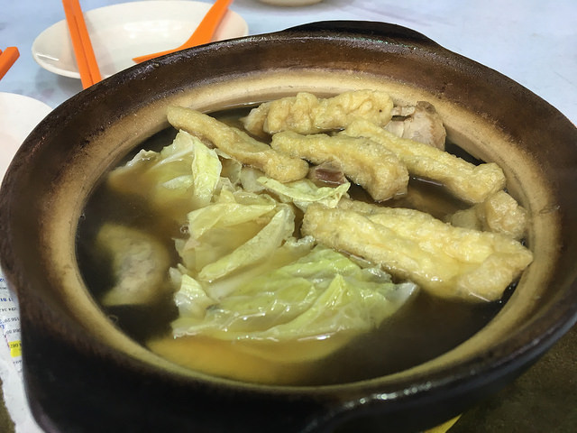肉骨茶と書いてバクテと読む。漢方的スパイスのスープで豚肉を煮込んだ健康料理。