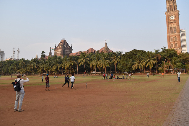 ムンバイ大学近くの公園でクリケットに興じる若者たち。この光景は平和そのもの。