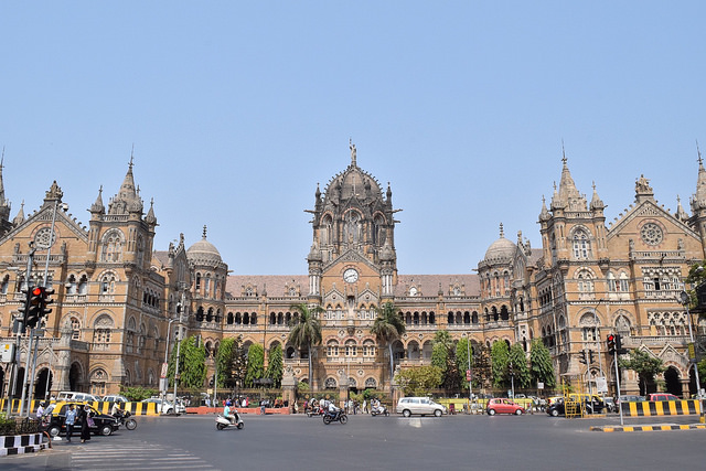 世界遺産にも登録されているムンバイのチャトラパティ・シヴァージー・ターミナス駅