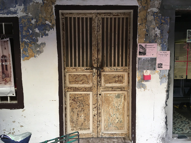 味のあるドア…と思ったら壁画