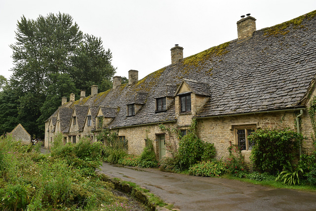 蜂蜜色の石で作られた家、雨に濡れた草木、これもまたイギリス