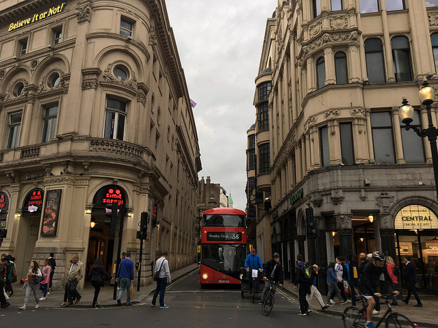 建物と曇り空と2階建ての赤いバスでロンドンを感じた