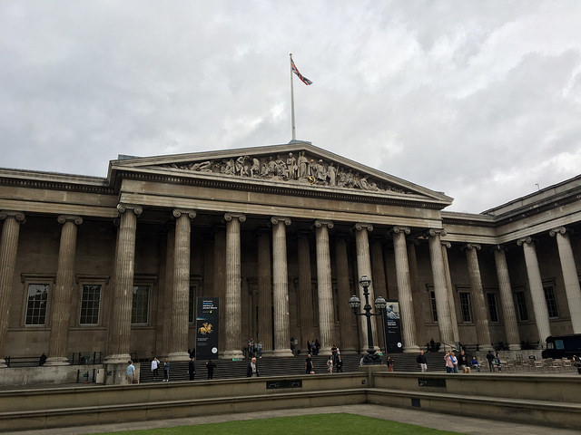 大英博物館は入場無料。いたるところに寄付のための箱が置いてあるけど入場無料。