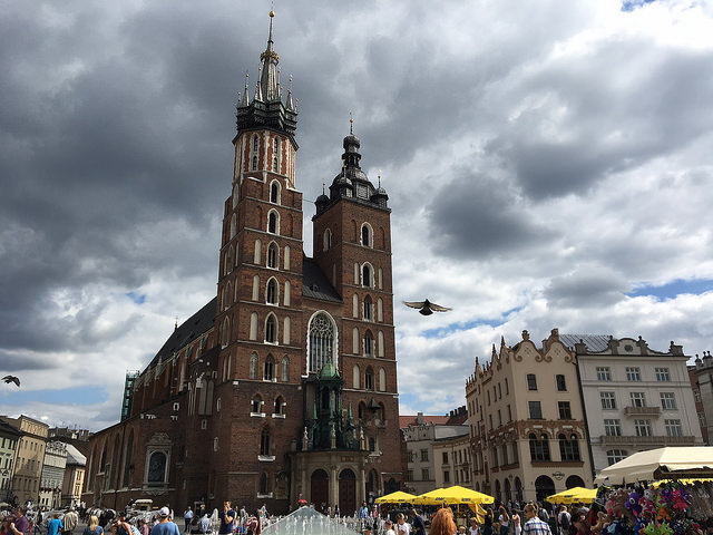 中世っぽい雰囲気が残るクラクフの中央市場広場
