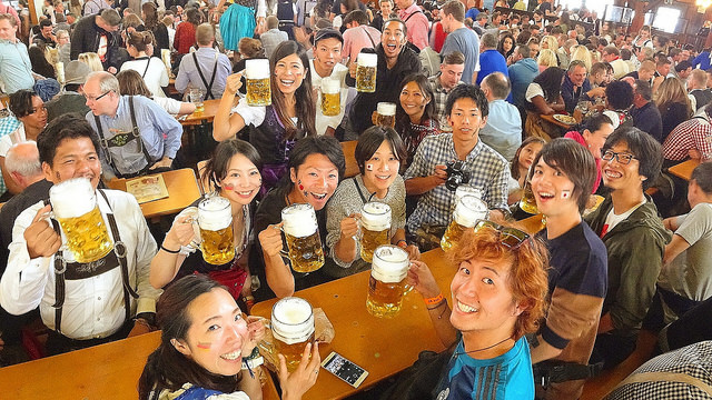 世界を股にかける旅人たちと、世界最大のビール祭りで乾杯！
