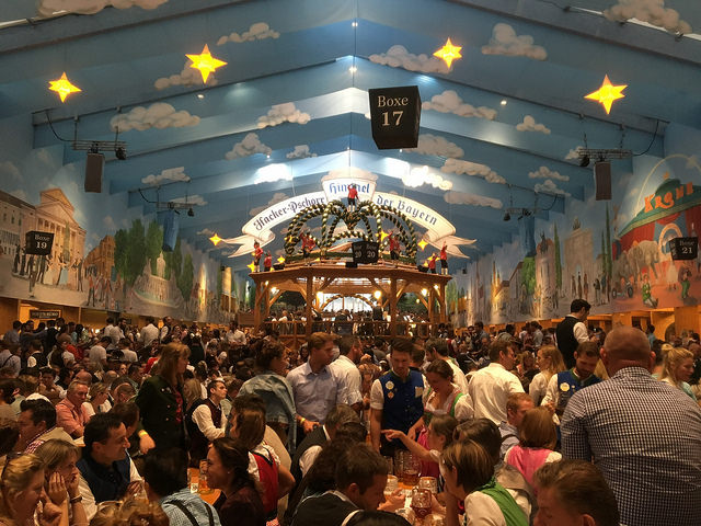 オクトーバーフェスト(ビール祭り)の会場