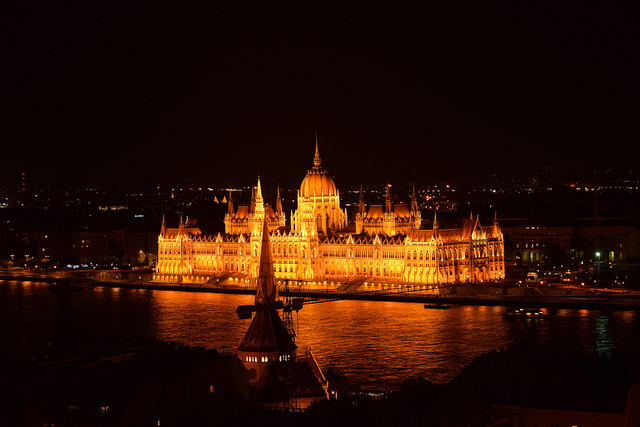ライトアップされるブダペストの国会議事堂