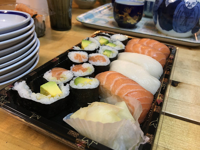 ハンガリーの日本人宿で寿司をつまむ