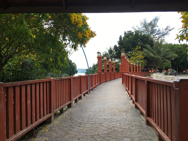 ちょっと日本ぽい赤い橋を通って隣のビーチへ
