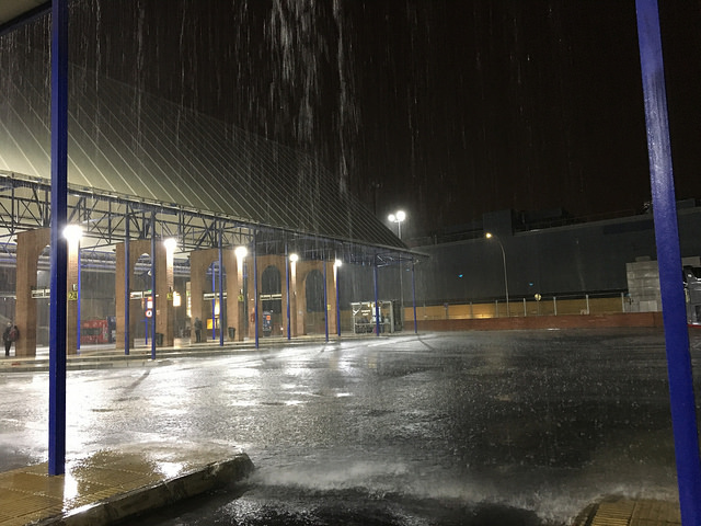 土砂降りのバスターミナル