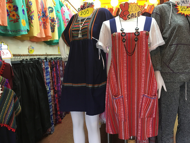 この辺りの民族衣装っぽい柄の服が売られている