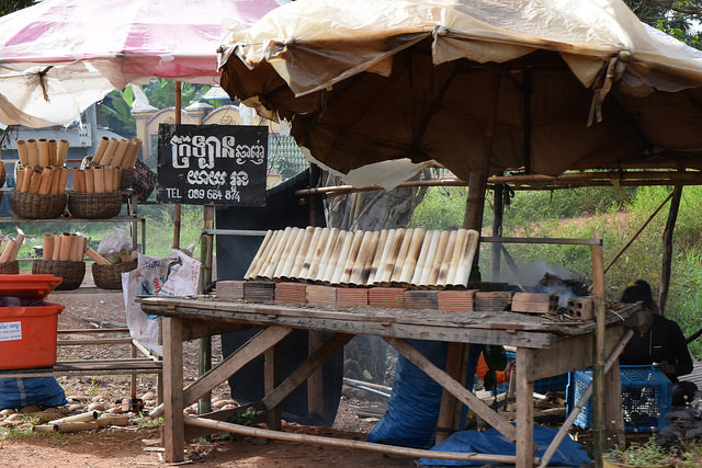 竹筒で蒸し焼きにするカンボジア風おこわのクロラン