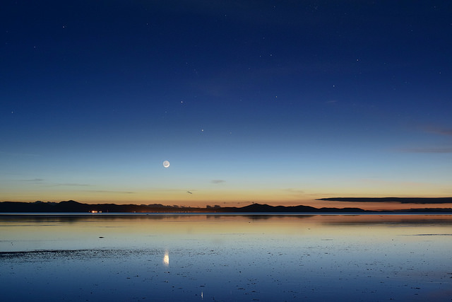ウユニ塩湖の夜明け前