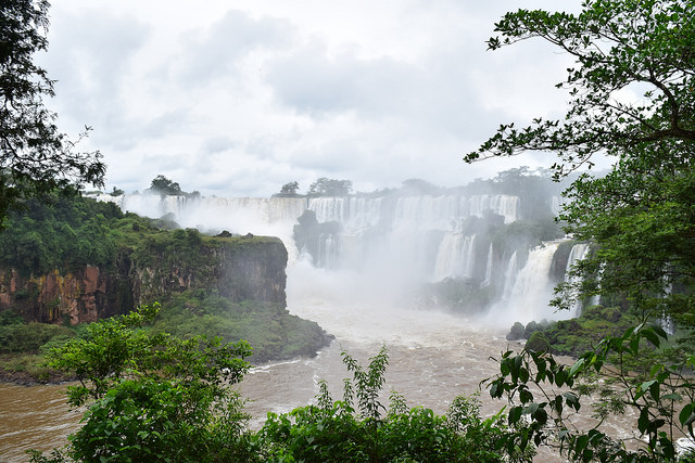 世界三大瀑布のひとつ、イグアスの滝